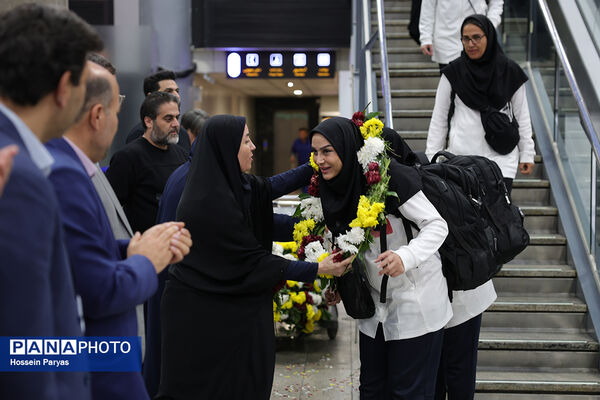 بازگشت طلایی‌پوشان بلندقامت دانش‌آموز ایران با کاپ قهرمانی