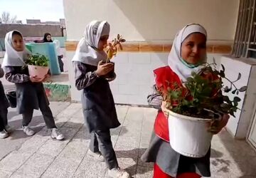 دانش‌آموزان دبستان عدالت با طبیعت آشنا شدند