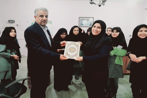 اجرای طرح مدرسه سبز ، انس با قرآن، اهدای کتاب به کتابخانه و تجلیل از فعالان دبیرستان رضوان شهرستان بوشهر
