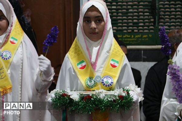 هم‌نوایی پیشتازان و خادمان رضوی در آیین پرچم‌گردانی میلاد امام رضا(ع) در ایلخچی