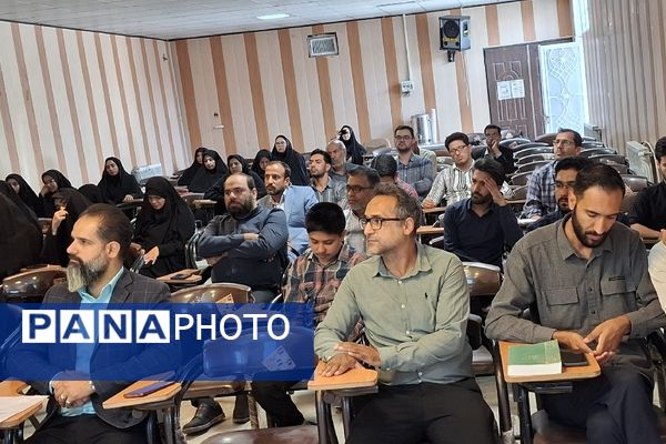 نشست مربیان و معاونان پرورشی فریمان با محوریت قرآن و عترت 