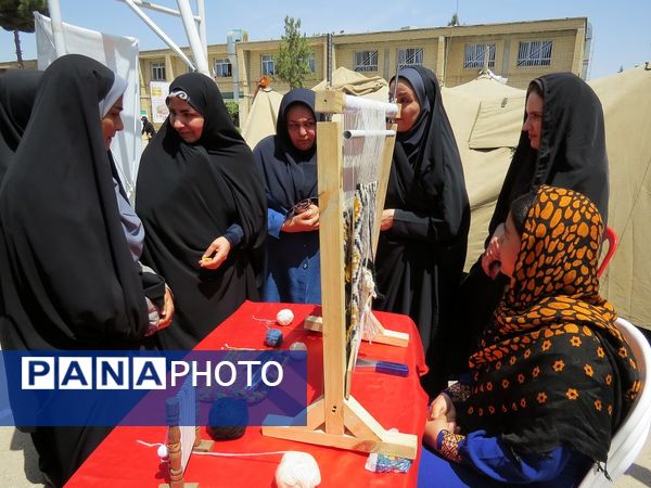 بازدید مشاور وزیر آموزش و پرورش در امور زنان از دست‌سازه‌های دانش‌آموزان دبیرستان 22 بجنورد