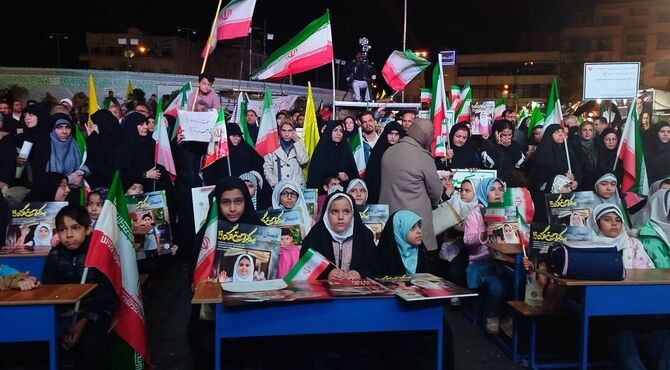 بزرگداشت چهلمین روز شهادت دانش آموزان مدرسه شجره طیبه میناب در میدان انقلاب