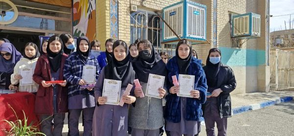 تجلیل از دانش آموزان برتر دبیرستان تاجیک بهارستان‌۲
