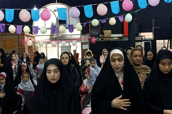  جشن «گل‌های زهرایی» در حسینیه شهدا با حضور دانش‌آموزان دبستان شهید طهرانی‌مقدم