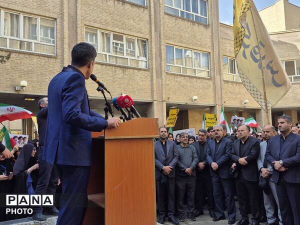 آخرین بدرقه؛فرهنگیان و دانش‌آموزان در سوگ رهبر شهیدشان