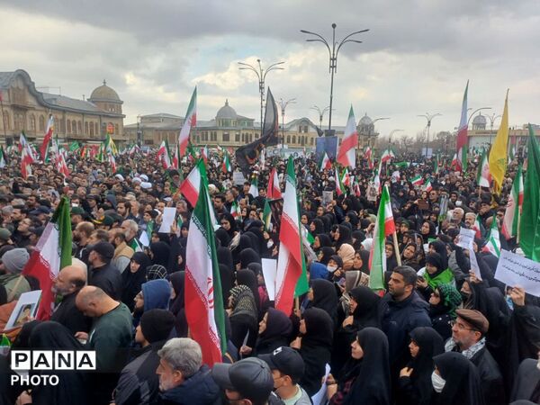 اجتماع باشکوه بیعت با رهبر انقلاب و مراسم تشییع شهیدان در میدان امام خمینی(ره)