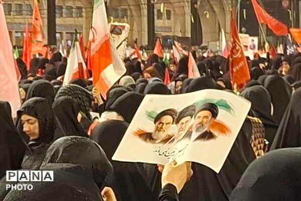 وداع مردم آکنده از اشک و دلتنگی؛با رهبر شهید و خانواده‌اش در مصلی 