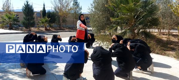 گرامیداشت هفته پدافند غیر عامل در دبیرستان نمونه دولتی برکت خاتم