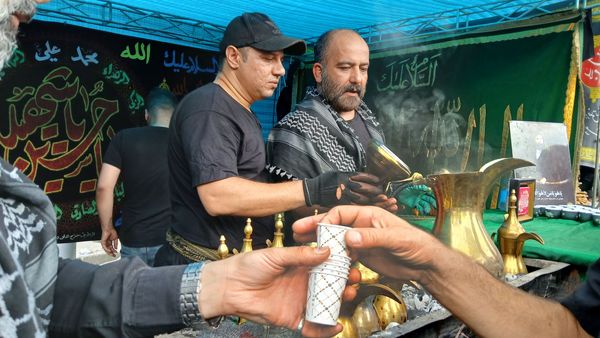 استقبال دلدادگان اباعبدالله الحسین (ع) از پیاده روی جاماندگان اربعین حسینی‌