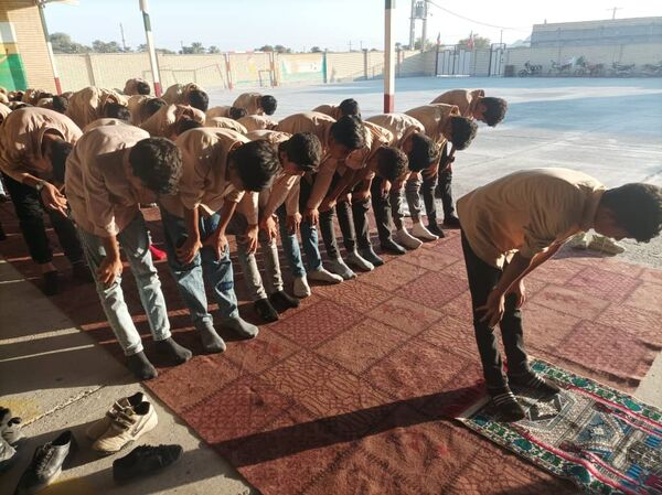 برگزاری نماز جماعت ظهر و عصر در مدرسه شهید حججی سیریک 