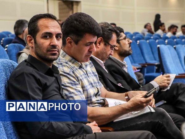 تجلیل از معلمان نمونه منطقه ۱۴ به مناسبت هفته گرامیداشت مقام معلم