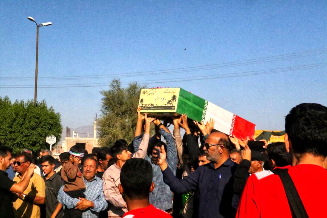 تشییع پیکر شهید گمنام در قلعه‌گنج همراه با حضور گسترده مردم
