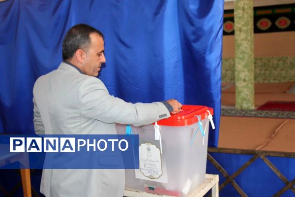 حضور مردم ولایت‌مدار شهرستان فراشبند پای صندوق‌های رای