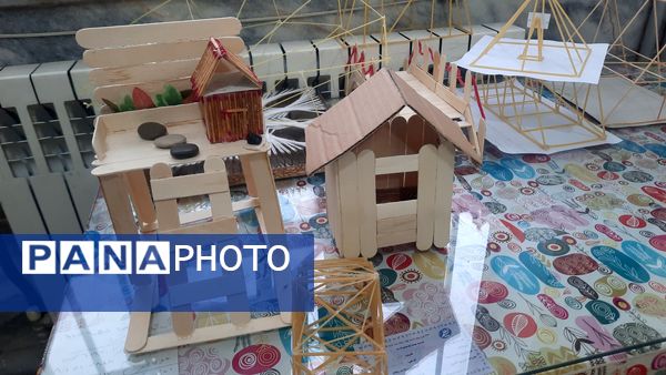 نمایشگاه دست‌سازهای دانش‌آموزان دبیرستان فرهنگیان ناحیه ۷ مشهد 