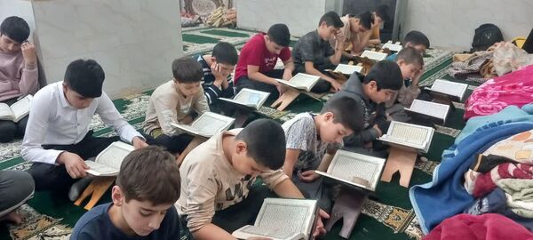 حضور مدیر و معاون دبستان شهید پسندیده فدافن در جمع نوجوانان معتکف مسجد صاحب الزمان(ع)