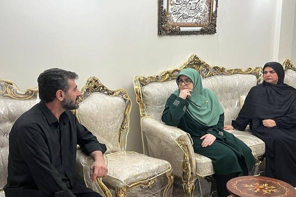 مهاجرانی به دیدار خانواده شهید «مهدی پور» رفت