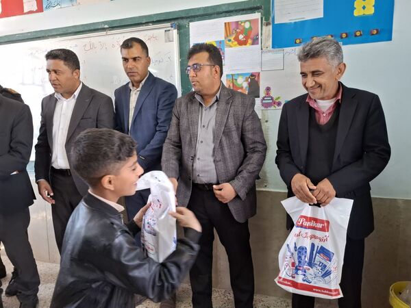 اهدای بیش از ۷۰ بسته لوازم التحریر ایرانی به دانش آموزان 