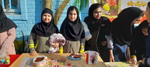 بازارچه دانش‌آموزی به‌مناسبت دهه فجر در مدرسه ربابه هاشمیان یزدی