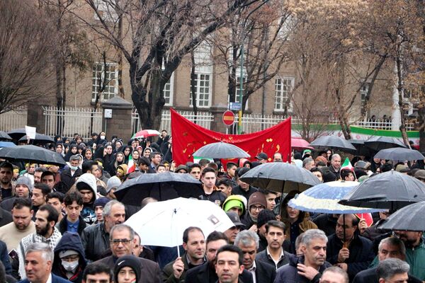 خلاقیت و نشاط دانش‌آموزی در غرفه‌های آموزش و پرورش در مسیر راهپیمایی ۲۲ بهمن