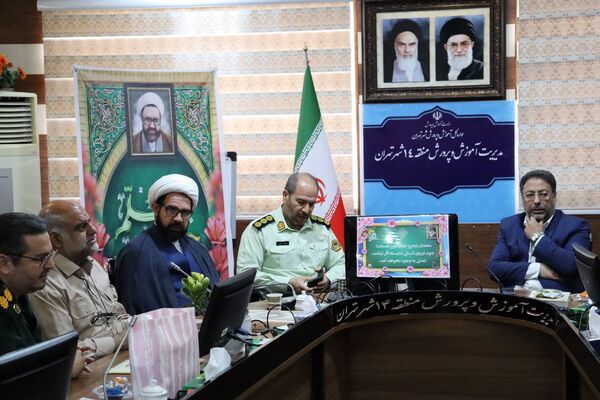 گرامیداشت هفته معلم با تجلیل از فرهنگیان آموزش و پرورش منطقه ۱۴ 