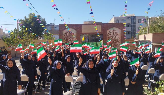 مراسم جشن جوانه‌ها در دبیرستان شهید احمدی روشن 