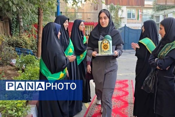 نواختن زنگ امنیت اجتماعی به مناسبت هفته نیروی انتظامی در هنرستان قدس ناحیه دو شهرری 