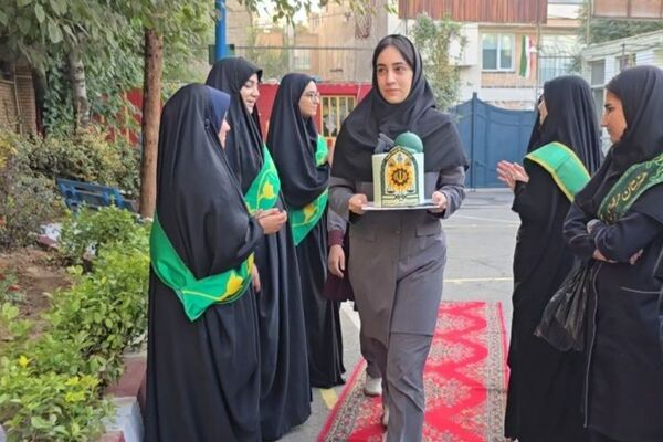 نواختن زنگ امنیت اجتماعی به مناسبت هفته نیروی انتظامی در هنرستان قدس ناحیه دو شهرری 