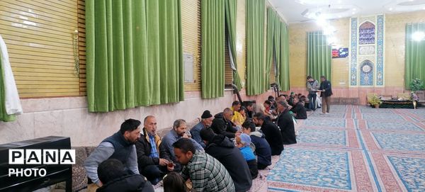 ضیافت افطاری و اقامه نماز جماعت در روز چهارم ماه مبارک رمضان در حسینیه شهر بار نیشابور 