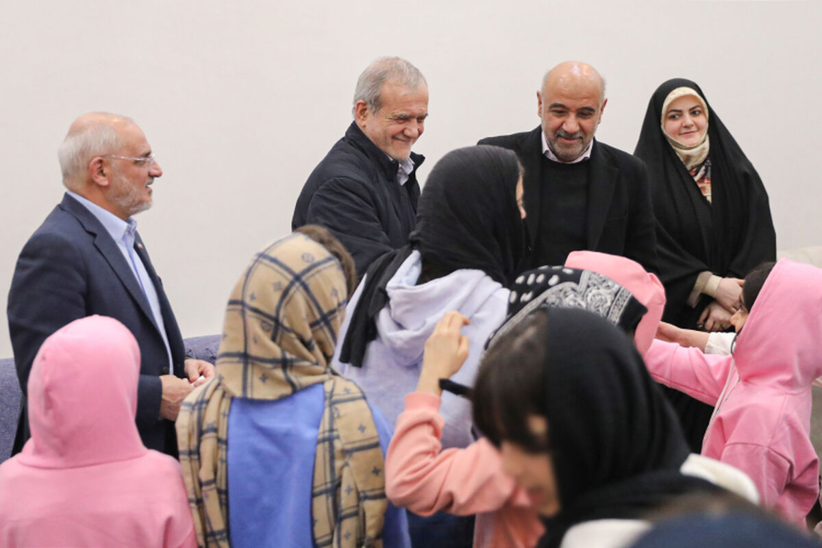 دیدار رئیس‌جمهور با جمعی از کودکان بی‌سرپرست و بدسرپرست در مجتمع «خانه دختران ایران»