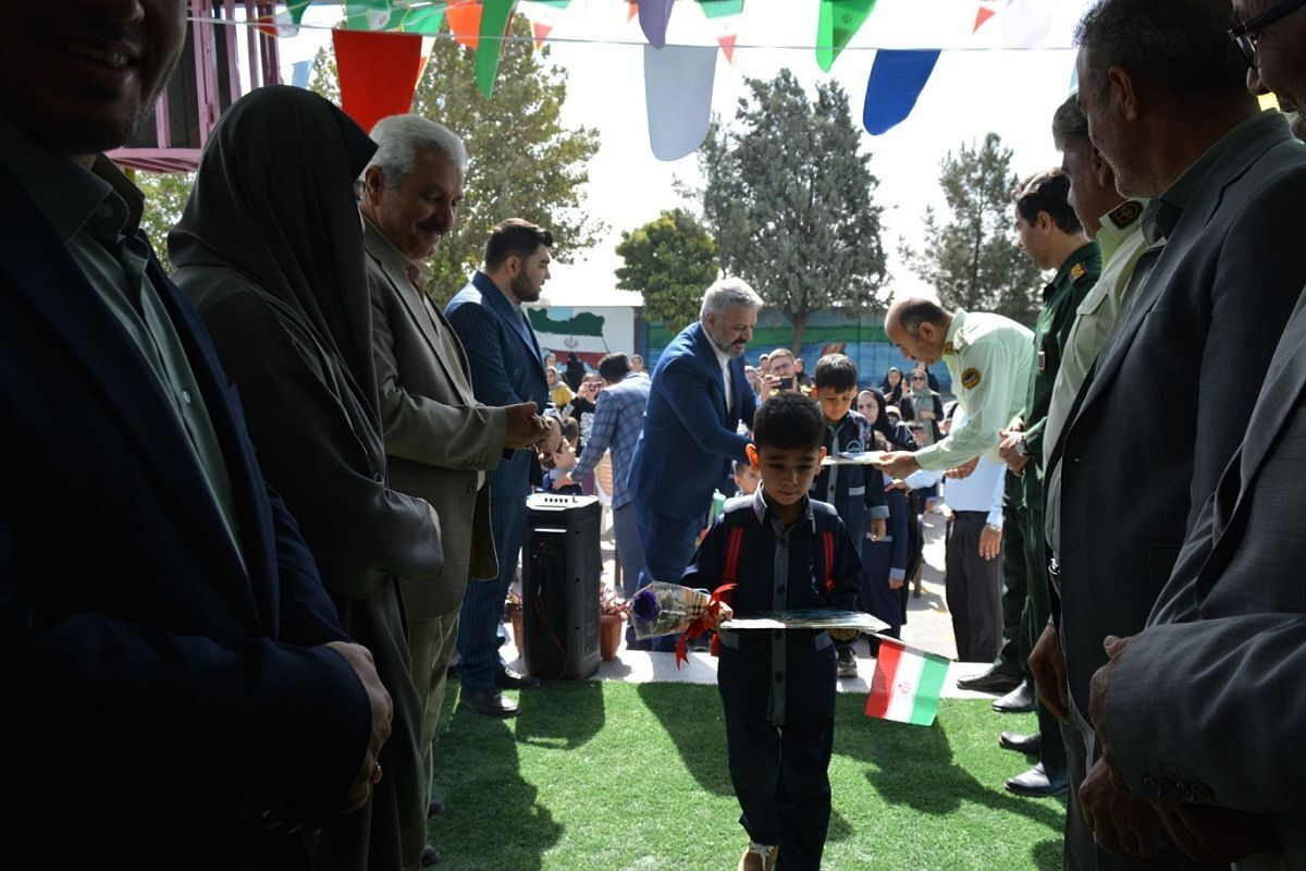 برگزاری جشن شکوفه‌های کلاس اولی دربهارستان‌دو