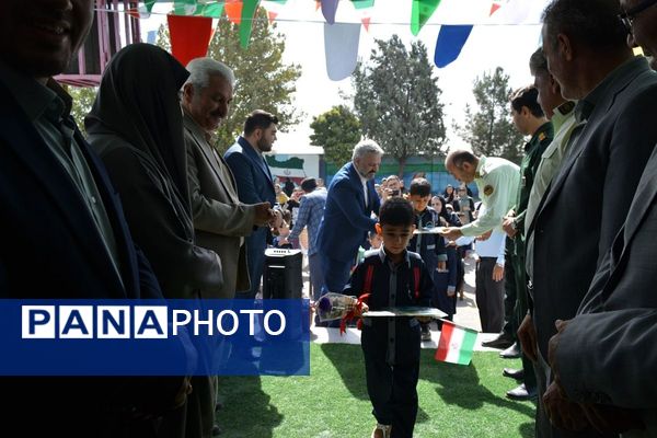 برگزاری جشن شکوفه‌های کلاس اولی دربهارستان‌دو