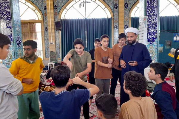 اعتکاف دانش‌آموزان دبیرستان شاهد شهید زرین کلاه شهرستان اقلید در مسجد امام حسین (ع)