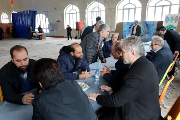 میزخدمت رایگان در مصلای محمدشهر برپا شد