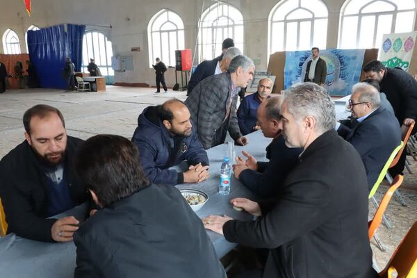 میزخدمت رایگان در مصلای محمدشهر برپا شد