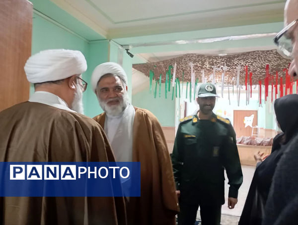 جلوه‌هایی از انس و ارادت دختران دانش‌آموز مدرسه انقلاب اسلامی۲ قم به شهیدان