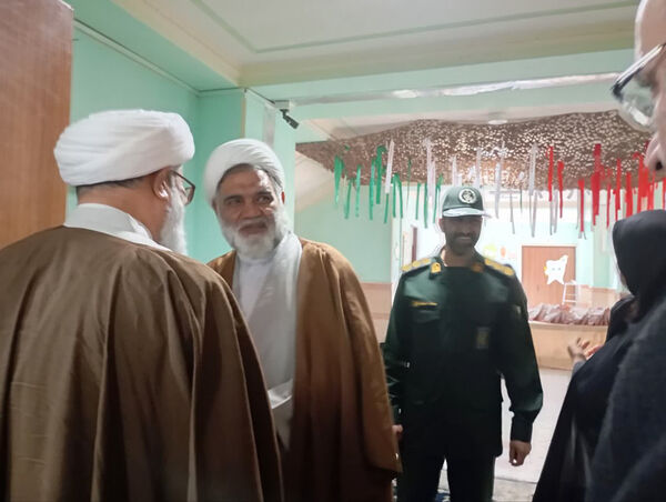 جلوه‌هایی از انس و ارادت دختران دانش‌آموز مدرسه انقلاب اسلامی۲ قم به شهیدان