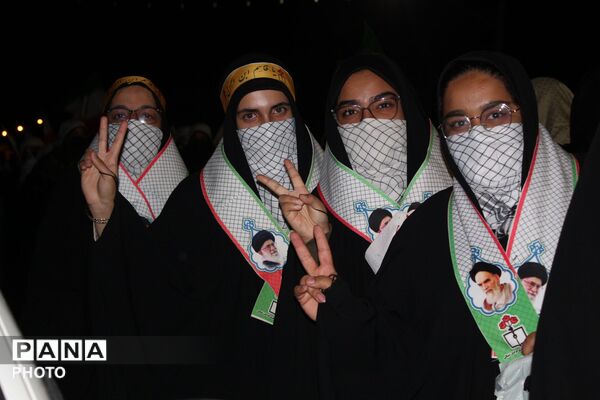حضور پرشور دختران جان‌فدا در اجتماع شبانه با لباس بسیجی