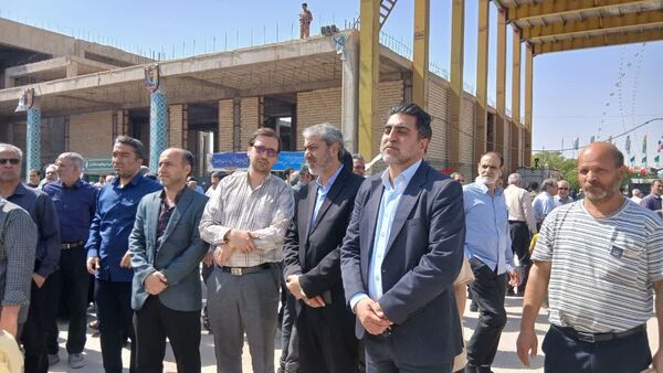 سخنرانی معاون مدیرکل و مدیر آموزش و پرورش کاشان در نماز جمعه و برگزاری میز خدمت در مصلی