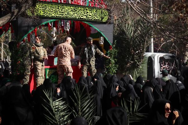 تشییع پیکر مطهر شهید گمنام ۱۷ ساله در اردکان 