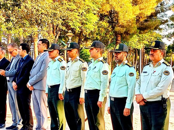 دولتمردان غبار از مزار شهدا برداشتند 