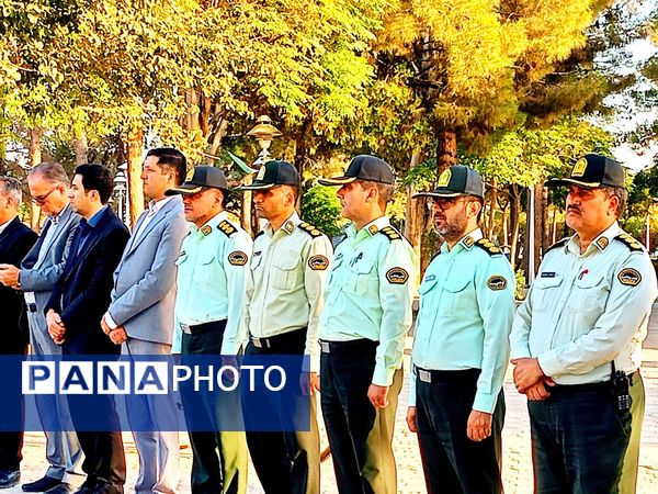 دولتمردان غبار از مزار شهدا برداشتند 