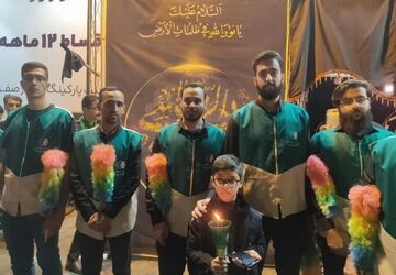 آیین شمع‌گردانی شام شهادت امام رضا(ع) با شمعدانی‌های حرم مطهر رضوی در کاشان