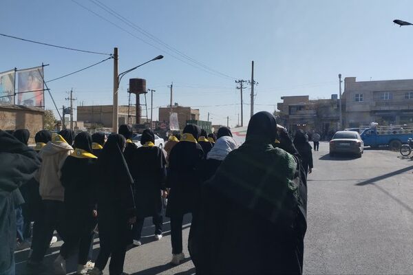 حضور دانش آموزان دبیرستان طالقانی داریون در تجمع ۱۳ آبان