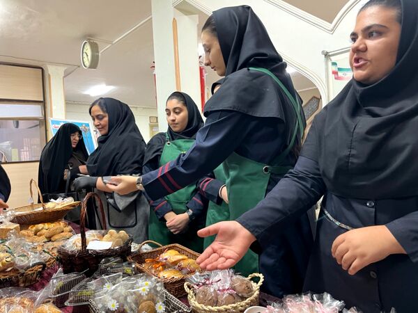 نمایشگاه نان و شیرینی دستپخت دانش‌آموزان هنرستان قدس