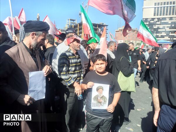 مشهد سیاه‌پوش شد؛ وداع پرشور مردم با رهبر
