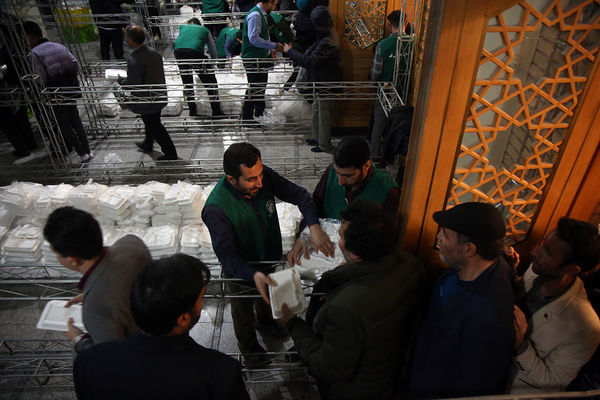 ضیافت افطاری ۲۵ هزار نفری حرم بانوی کرامت در شب میلاد کریم اهل بیت (ع)