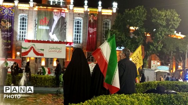 ایستاده در میدان ساعت تبریز
