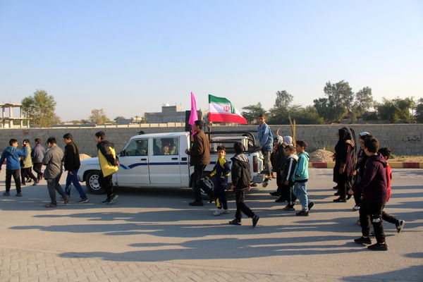پیاده‌روی خانوادگی در روستای هلیله شهرستان بوشهر 