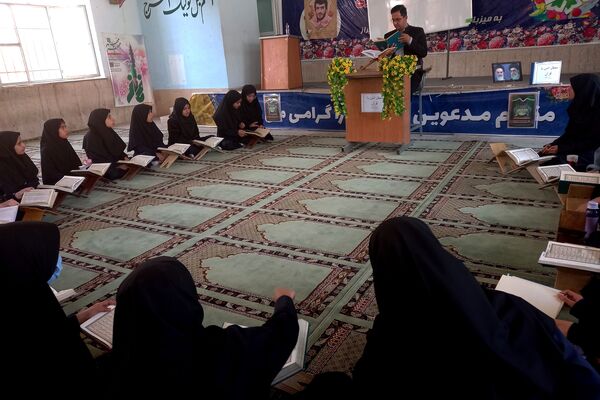 محفل انس با قرآن کریم در دبیرستان دخترانه شاهد فیض